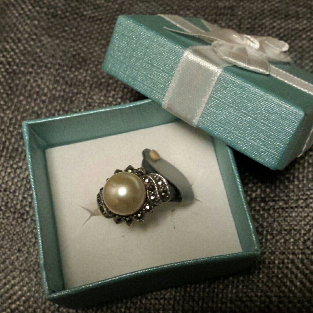 Pearl ring with marcasite stones*glamorous