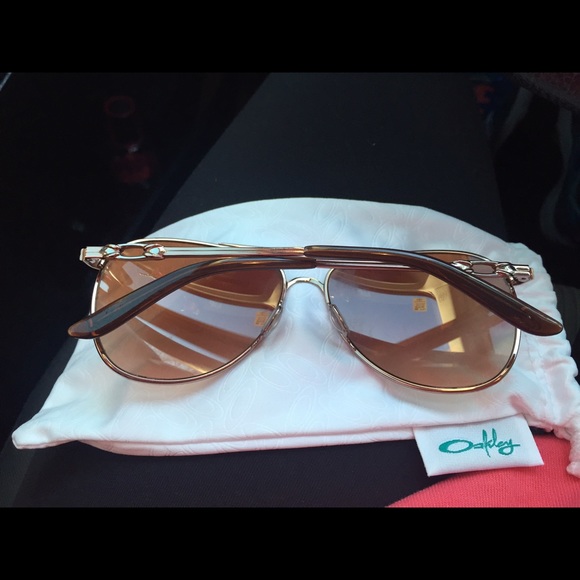Women's Oakley sunglasses - Picture 2 of 2