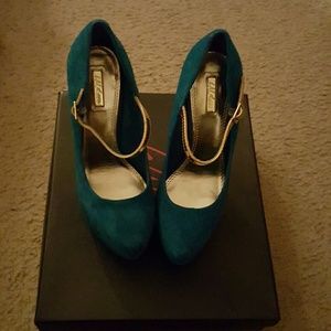 Wild pair pumps never worn