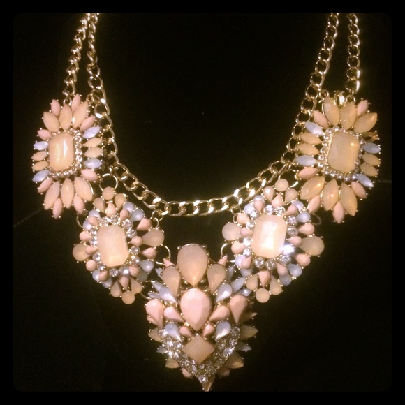 Peach colored statement necklace 👑