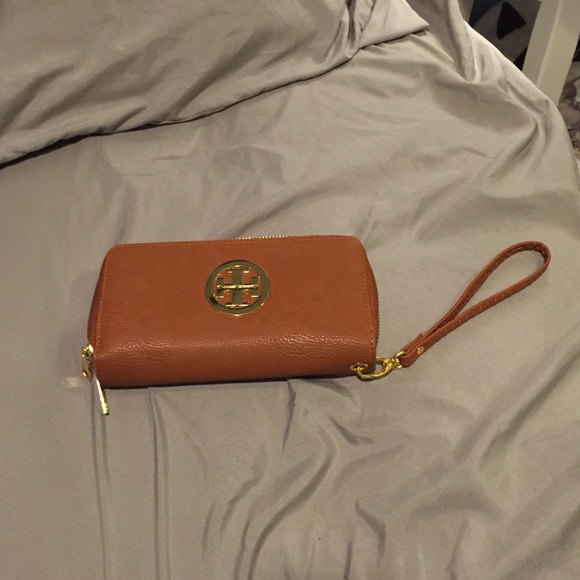 📌Price Drop📌Not authentic! Two zipper wallet!