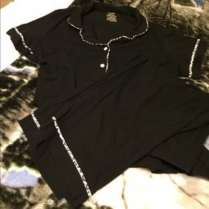 Black pajamas-short sleeve/Capri