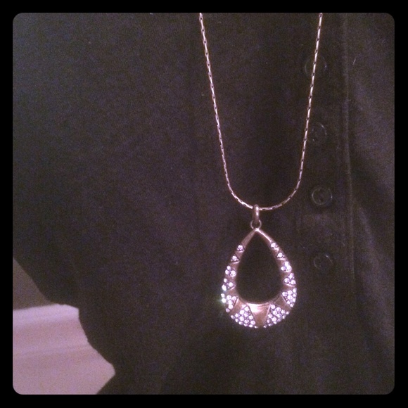 Beautiful gold tone necklace with rhinestones