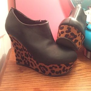 SUPER CUTE LEOPARD WEDGES💘💘