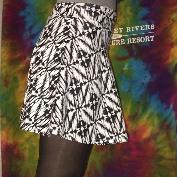 Sz S Tilly's skater skirt - Picture 2 of 4
