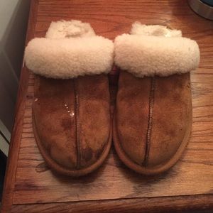 AUTHENTIC UGG SLIPPERS