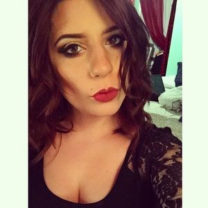Meet your Posher, Caroline