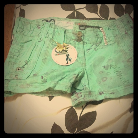 River Island green cameo shorts 🍀