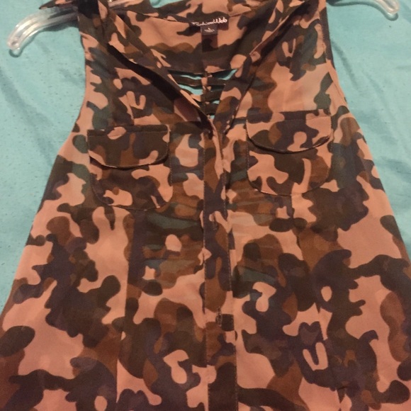 Camo sleeveless blouse with buttons