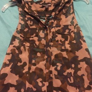 Camo sleeveless blouse with buttons