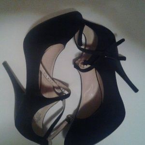 NINE WEST POINTY TOE HEELS