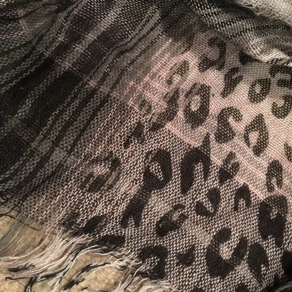 Cheetah scarf - Picture 2 of 2