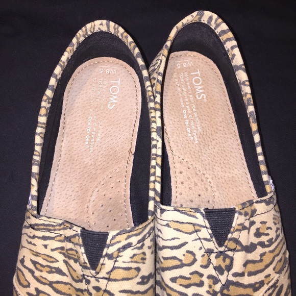 SOLD 🎉 Leopard TOMS - Picture 2 of 4