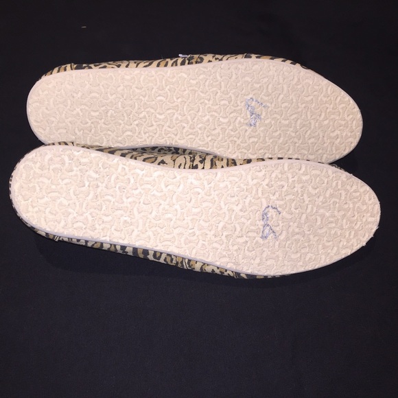 SOLD 🎉 Leopard TOMS - Picture 4 of 4