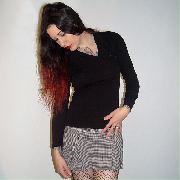 WET SEAL 3 BUTTON DETAIL BLACK SWEATER
