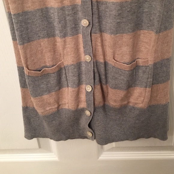 Sleeveless tan and gray cardigan - Picture 2 of 3