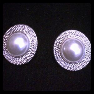 Silver medium size Pearl stud