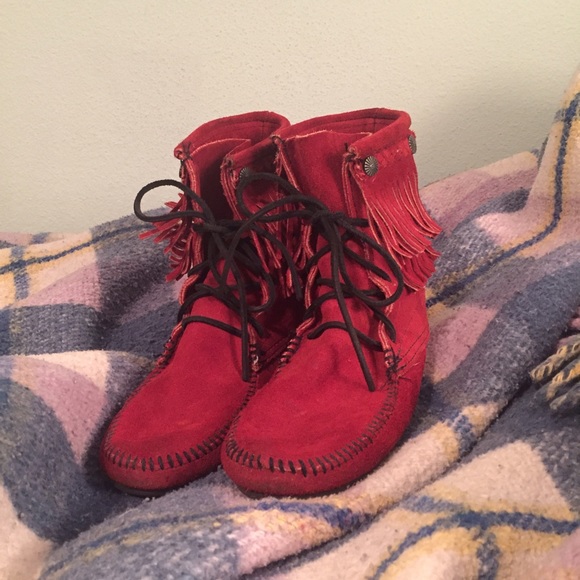 Minnetonka Double Fringe Tramper Moccasin Boot