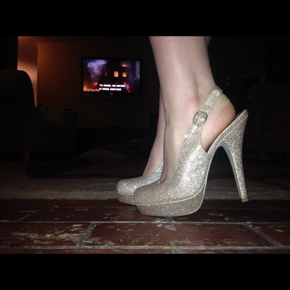 SPARKLY GOLD SHOES 💋
