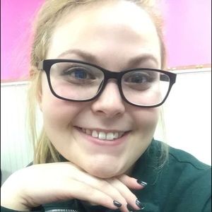 Meet your Posher, Caitlin