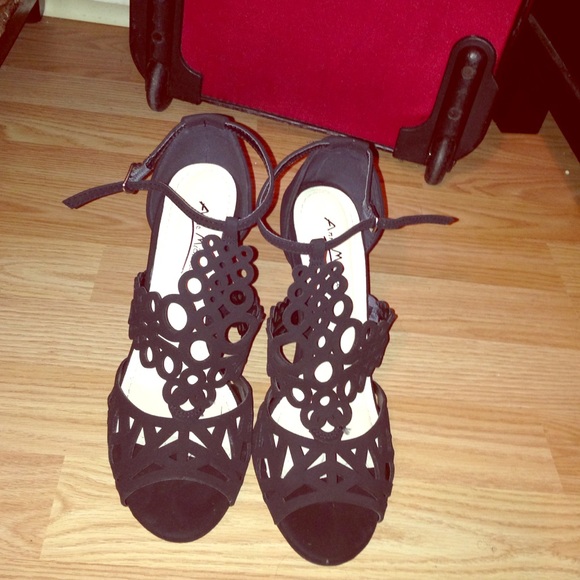 Beautiful black strappy cut out pattern heels