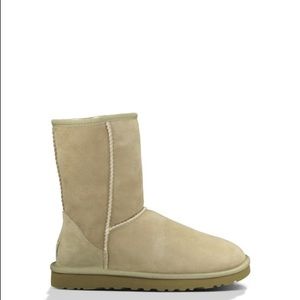 NWB Women's Ugg classic short Sand. Size 7