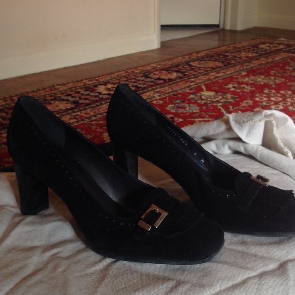 Stuart Weitzman "Kilton" black suede heel
