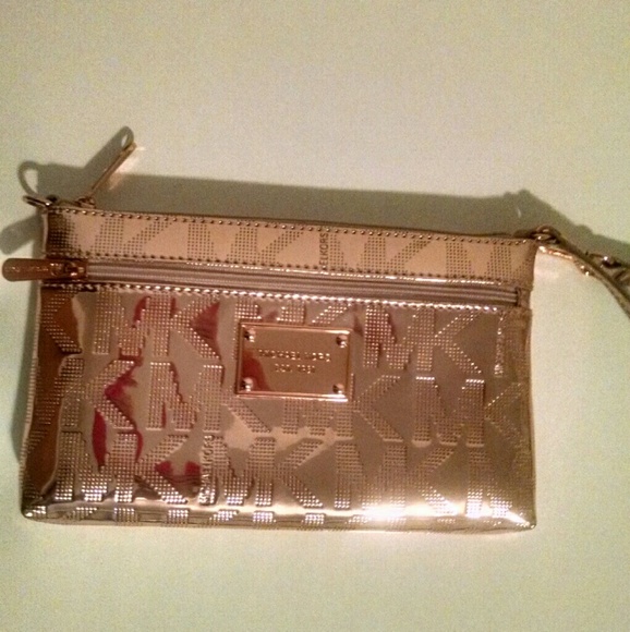 Michael Kors Handbags - Michael Kors Rose Gold Wristlet