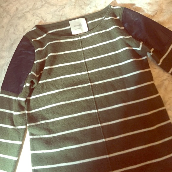 👋 Striped Sweater with Leather Shoulder Patches