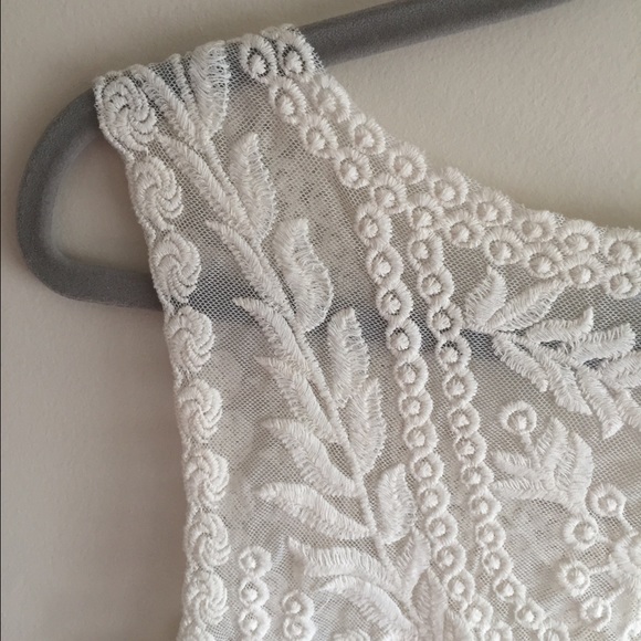 EXPRESS Embroidered Tank Cream SZ S - Picture 4 of 4