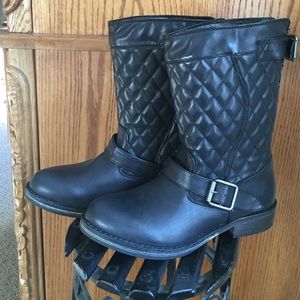 Black Quilted Mid-Calf Boots