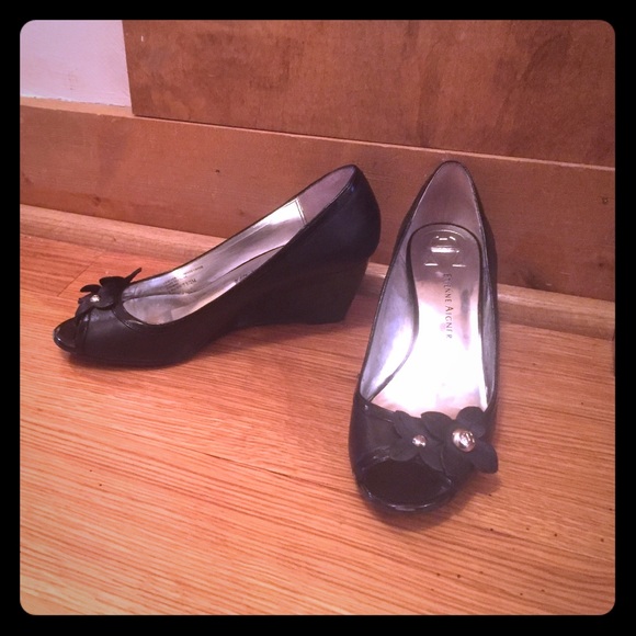 Cute 2in wedges with flower and peep toe front