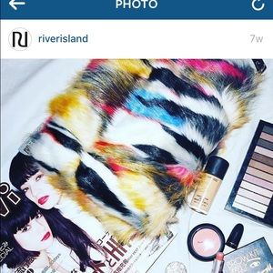 I'm looking for her!!!  This River Island clutch😍