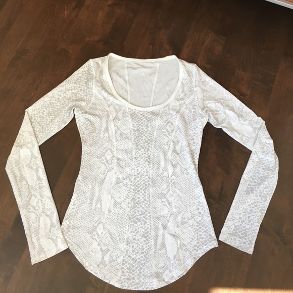 Never worn Lululemon long sleeve!