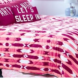 Still in packaging!! PINK AZTEC BED SET