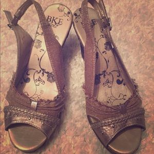 Buckle wedge brown shoes