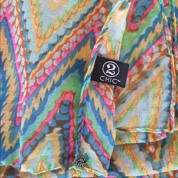 Beautiful bright colored scarf - Picture 2 of 3