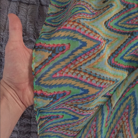 Beautiful bright colored scarf - Picture 3 of 3