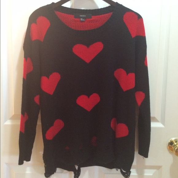 Pullover sweater with destroyed hem