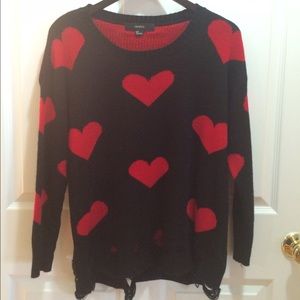 Pullover sweater with destroyed hem