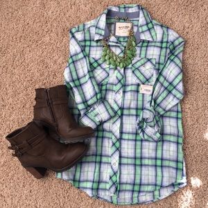 NWT. Adorable plaid button down!