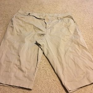 Khaki Capris. Front and back pockets. 28w