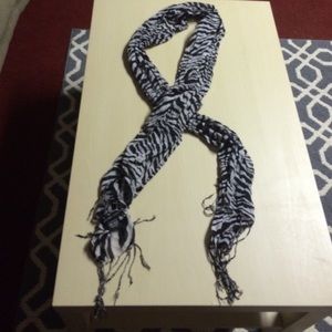 New York and company animal print scarf