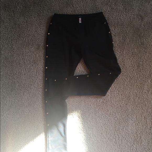 Black leggings with gold accents. So comfortable.