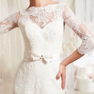 Beautiful lace never worn wedding dress size 18.