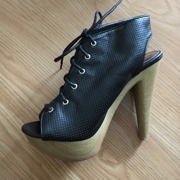 Worn only once, sexy leather tie up heels - Picture 3 of 3