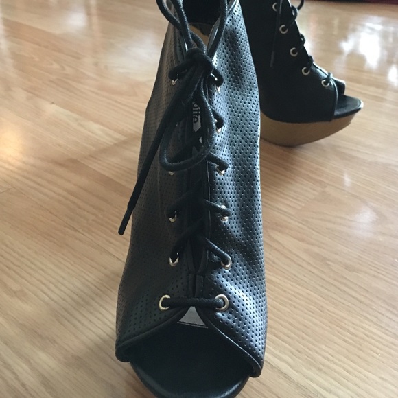 Worn only once, sexy leather tie up heels - Picture 2 of 3