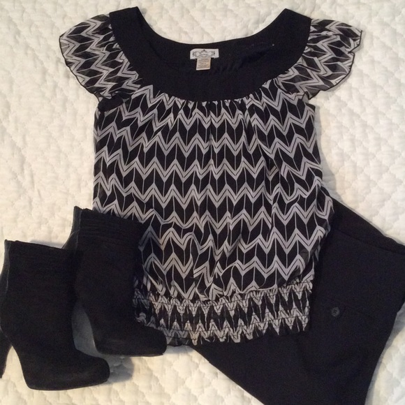 Lightweight black and white chevron top