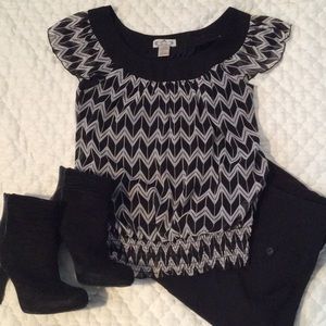 Lightweight black and white chevron top