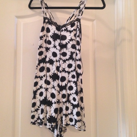 Forever 21 floral black/white romper - Picture 1 of 2